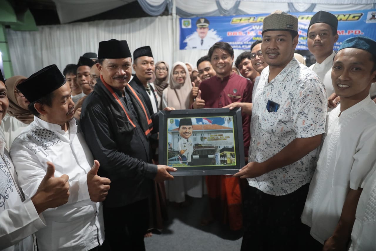Foto 9 dari 10: Shalat Isya Berjamaah Di Masjid Al Ikhlas, Wali Kota Ajak Masyarakat Jaga Kerukunan