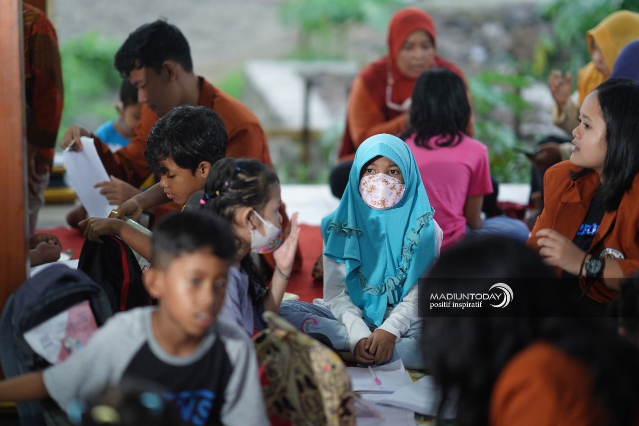 Foto 8 dari 10: Manfaatkan Lapak, PKK Kelurahan Klegen Gandeng Wima Beri Les Gratis Kepada Siswa