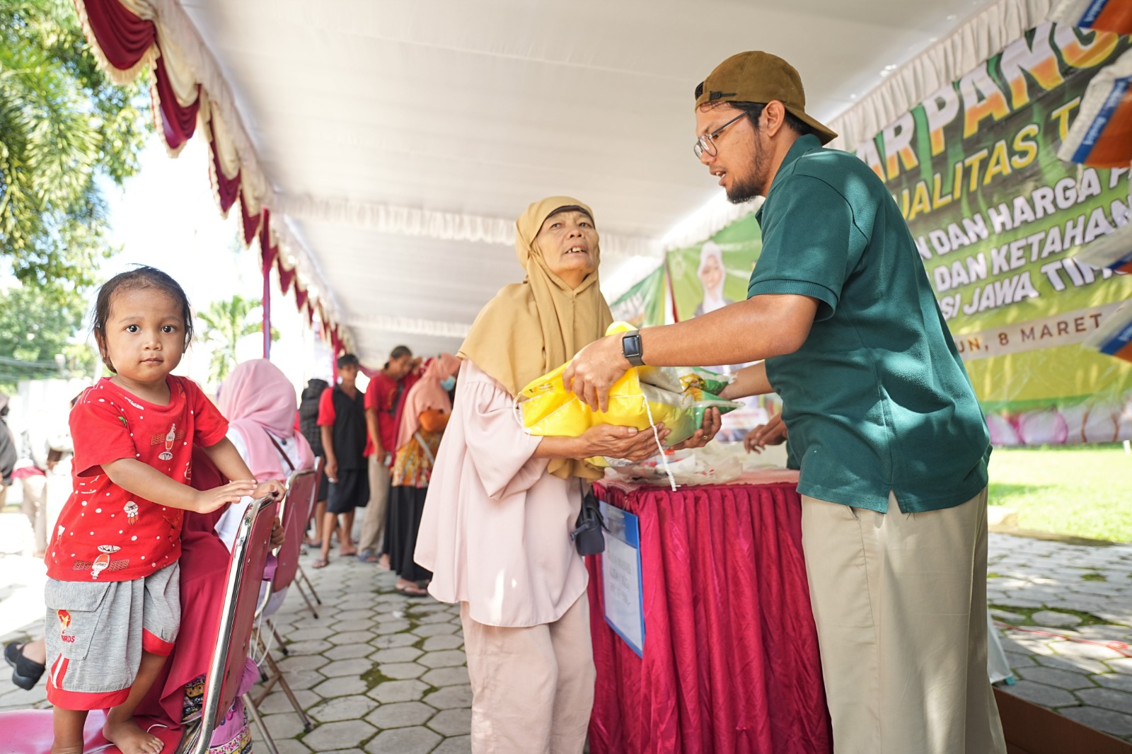 Foto 4 dari 10: Stabilkan Harga Pangan, Dispertakp Jatim Gelar Oprasi Pangan Murah Berkualitas