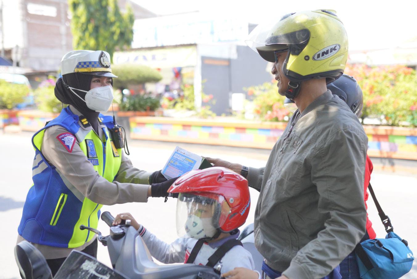 Foto 2 dari 5: Apresiasi Pengendara Tertib, Satlantas Polres Madiun Kota Bagikan Bingkisan Sebagai Hadiah