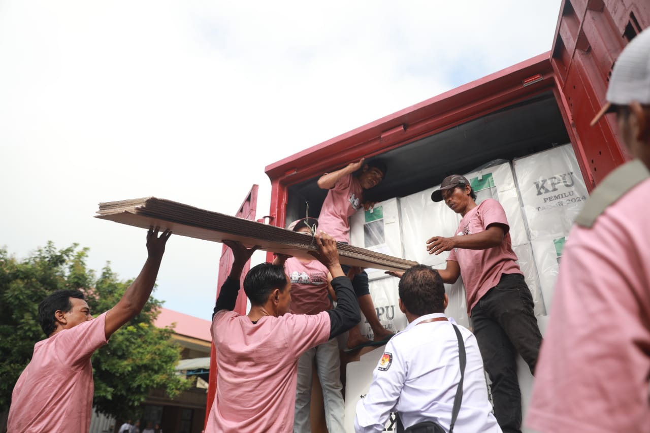 Foto 7 dari 10: H-2 Pemilu, KPU Distribusikan Logistik Pemungutan Suara Ke Kelurahan