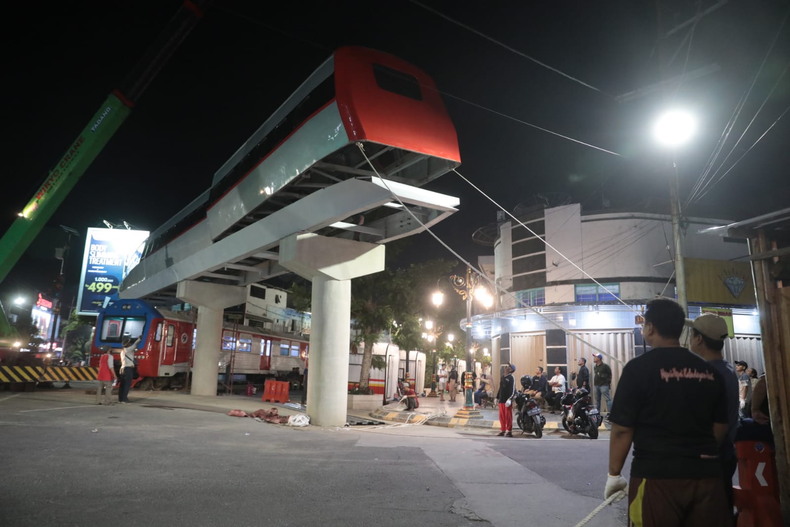 Foto 1 dari 10: Replika Kereta Cepat Bogowonto Mulai Dipasang, Besok Lanjut Pemasangan Lantai dan Interior