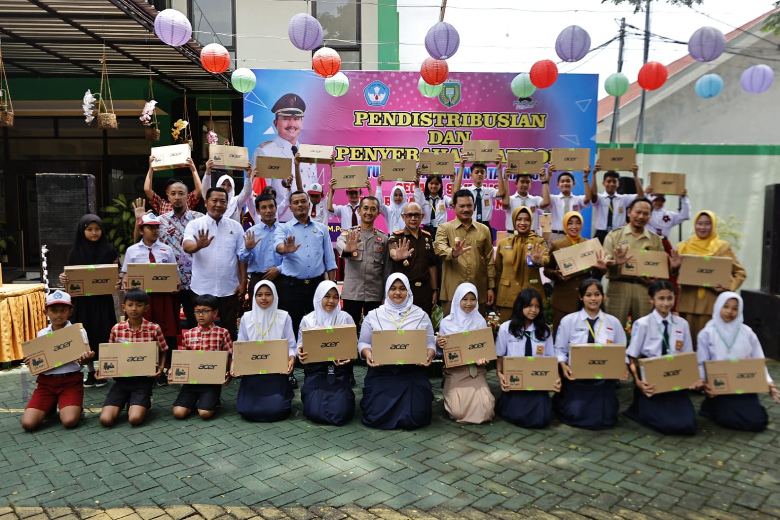 Foto 9 dari 9: Laptop Gratis Dibagikan Kepada Siswa, Wali Kota Harap Peningkatan SDM Berkualitas Di Kota Pendekar