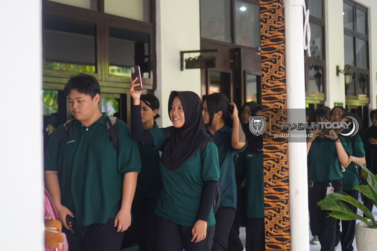 Foto 9 dari 13: Wisata Heritage Jadi Ruang Belajar, Sejarah Kota Madiun Dikenalkan Langsung di Lapangan
