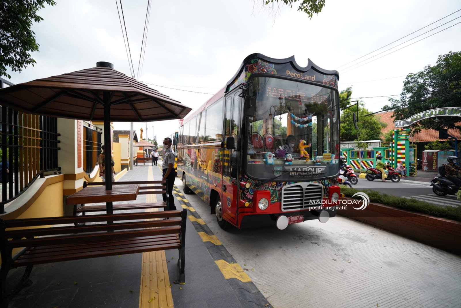 Foto utama berita: Jam Operasional Ditambah, Bus Mabour Antar Penumpang Keliling Lapak UMKM