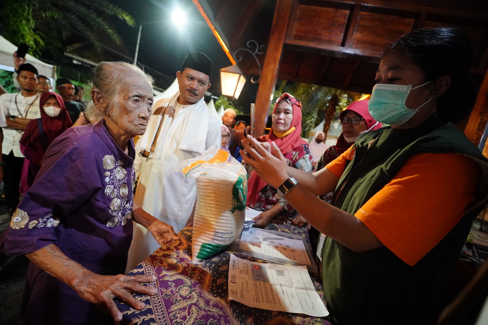 Foto 2 dari 10: Peringati Nuzulul Quran, Wali Kota Juga Salurkan Bantuan Pangan