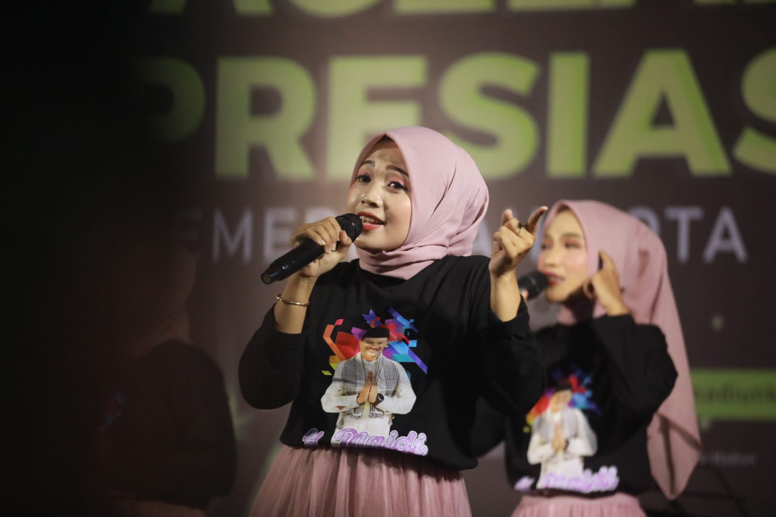 Foto 3 dari 12: Hadiri Pagelaran Seni, Wali Kota Juga Serahkan Hadiah Lomba Vocal Group di PSC