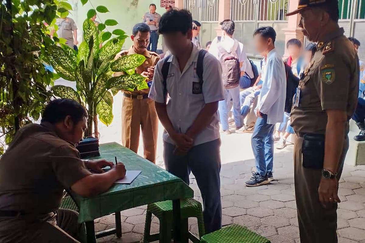 Foto 7 dari 9: Razia Gabungan, Petugas Dapati 20 Pelajar Bolos Sekolah
