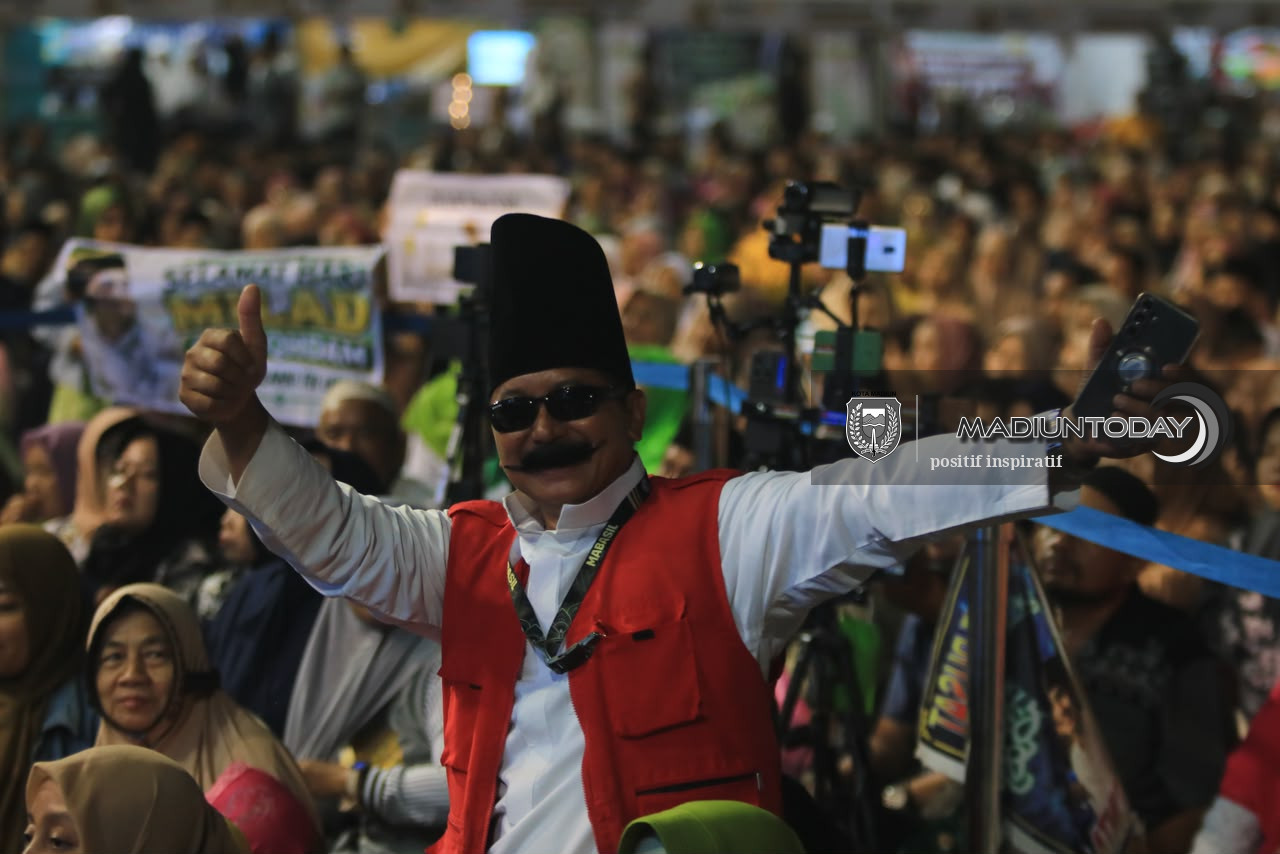 Foto 10 dari 29: Belasan Ribu Jamaah Larut dalam Pengajian Gus Iqdam, Pesan Amanah Menggema di Stadion Wilis