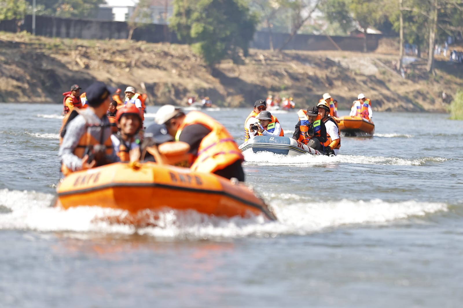 Foto 6 dari 10: Wisata Edukasi Kali Bantaran Dibuka Mulai Besok, Masyarakat Bisa Belajar Lingkungan Sungai dari Atas Perahu
