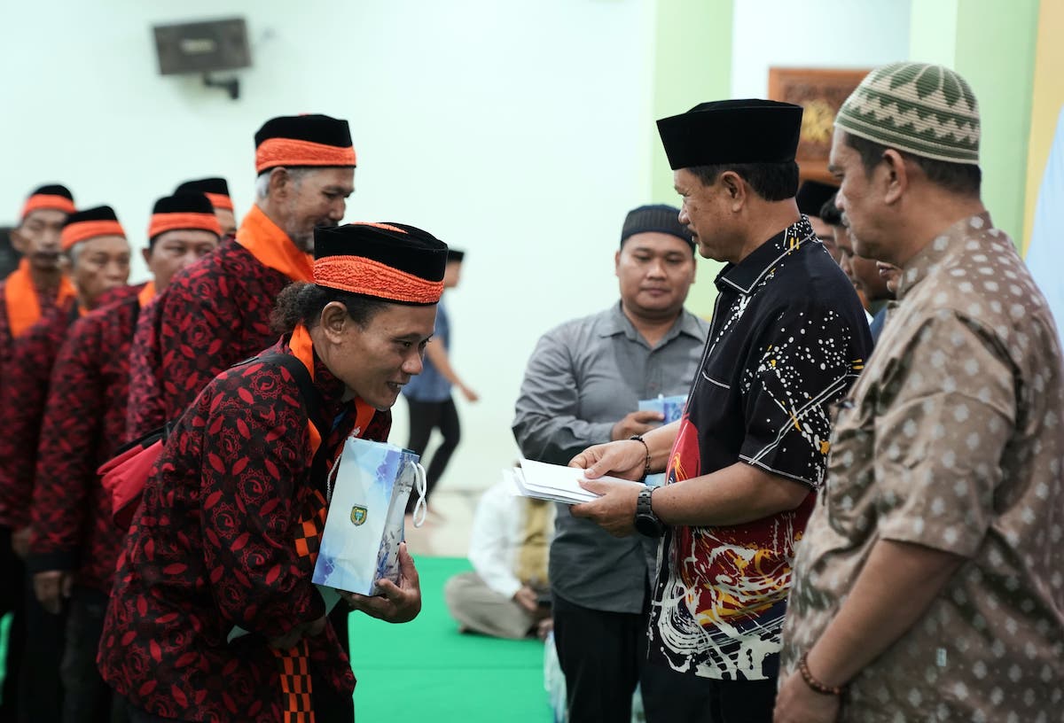 Foto 4 dari 9: Berangkatkan Marbot dan Imam Masjid Ibadah Umrah, Wali Kota Harap Jadi Sarana Peningkatan Keimanan Jamaah