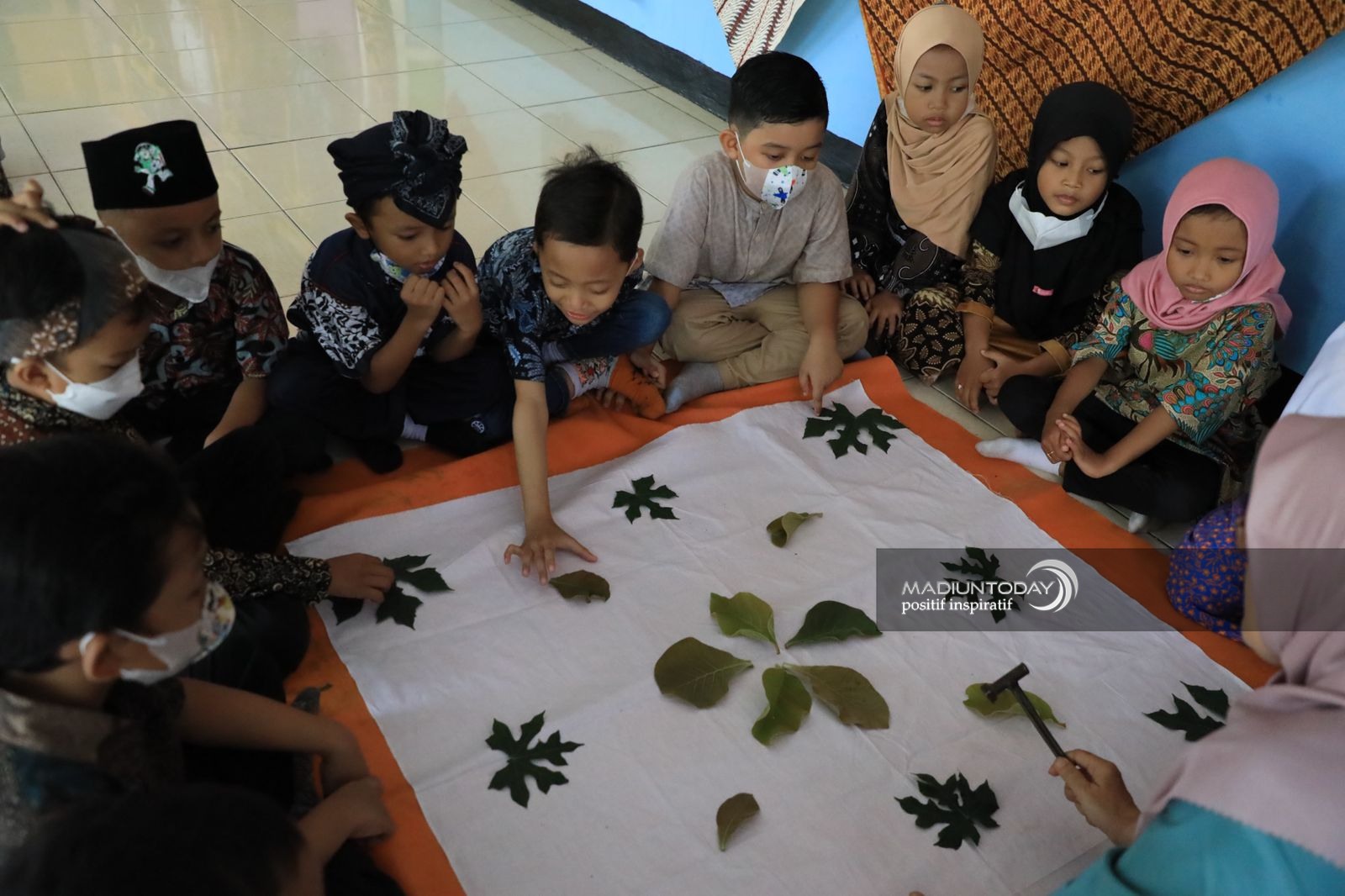 Foto 5 dari 9: Serunya Peringatan Hari Batik TK ABA, Sarat Pembelajaran Karakter dan P5 Kurikulum Merdeka