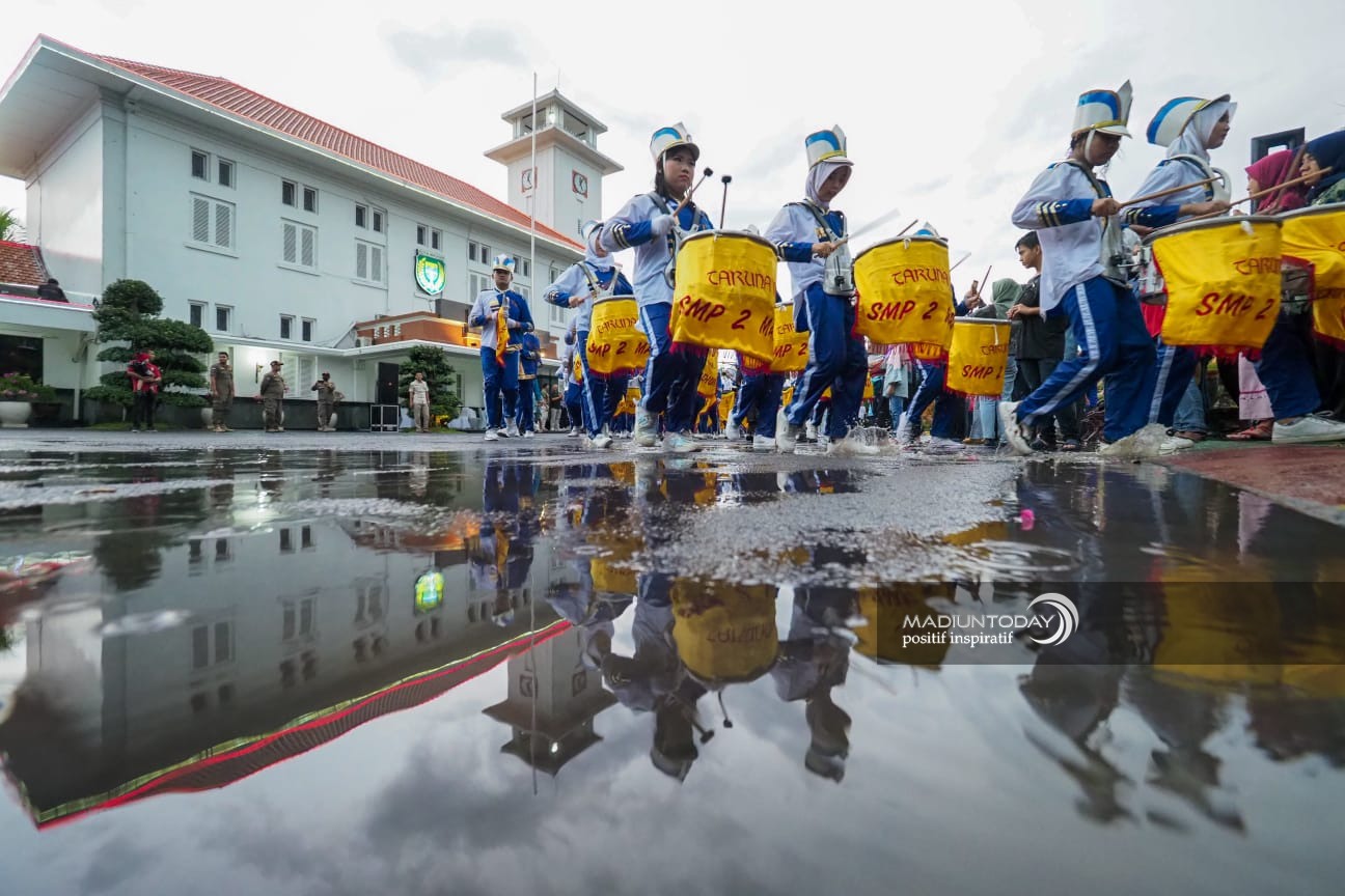 Foto 5 dari 8: Hujan Bukan Halangan, Peserta Parade Senja Tetap Tampil Menawan