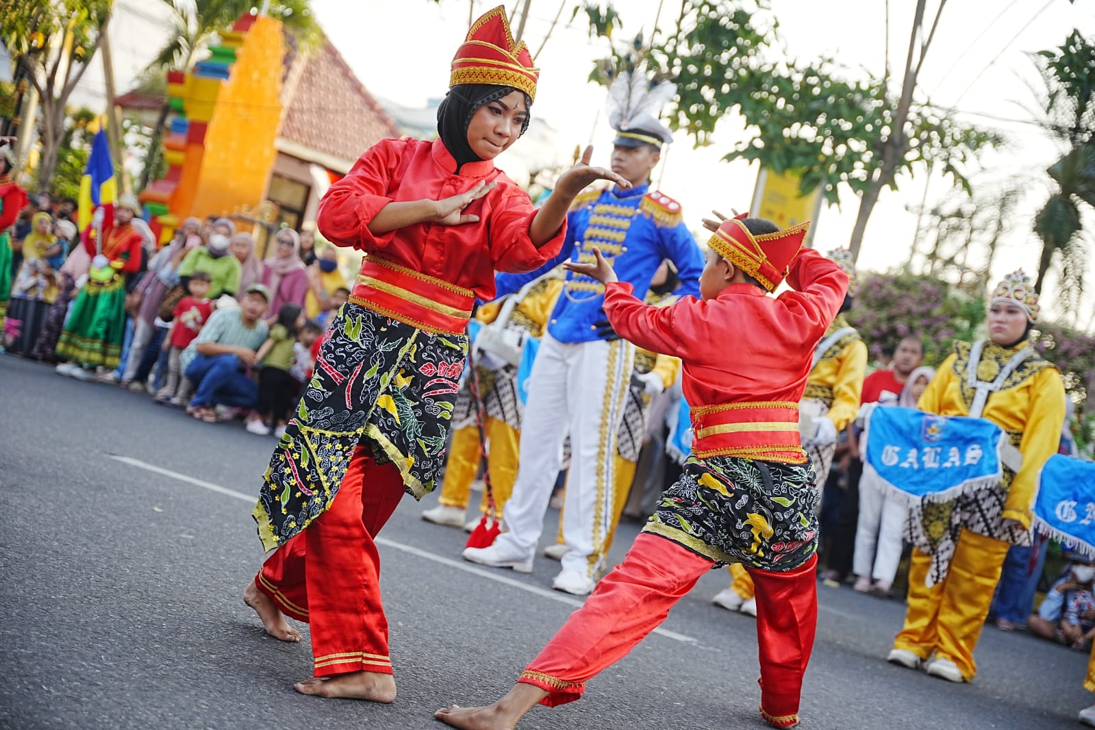 Foto 1 dari 7: Bawakan Tema Pencak Silat Dan Retno Dumilah, Parade Senja Pukau Pengunjung PSC