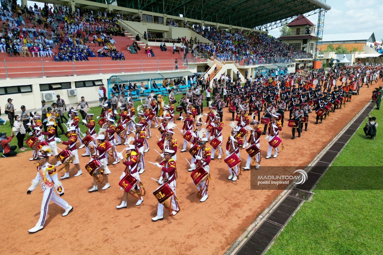 Foto 6 dari 19: Sukses Memukau Masyarakat, Aksi Drumcorps Pelopor Cenderawasih Akpol Dapat Apresiasi Wali Kota Maidi