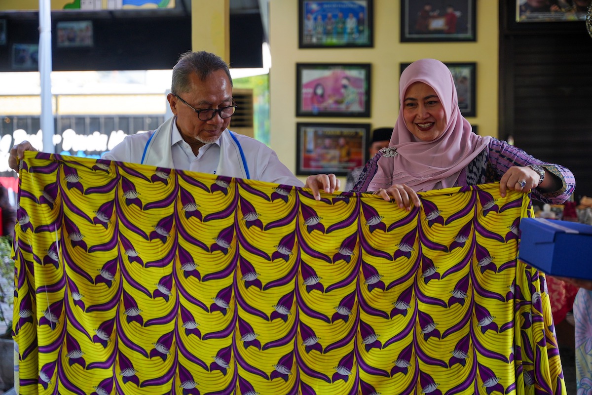 Foto 3 dari 11: Kunker di Kota Pendekar, Mendag Tinjau UMKM dan Beri Bantuan Pangan
