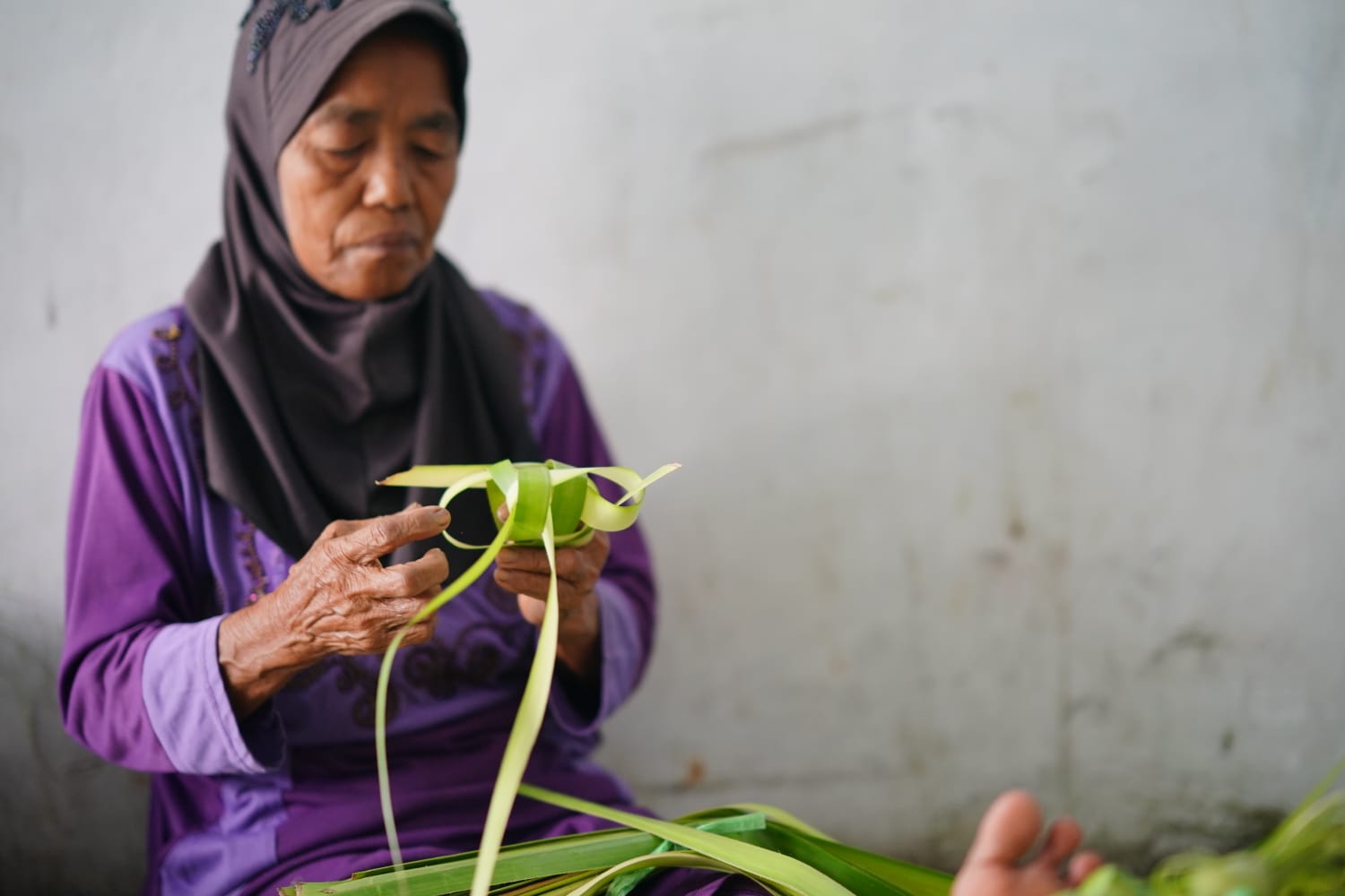 Foto 8 dari 10: Baru H+3 Lebaran, Pedagang Ketupat PBM Akui Penjualan Tahun Ini Lebih Laris