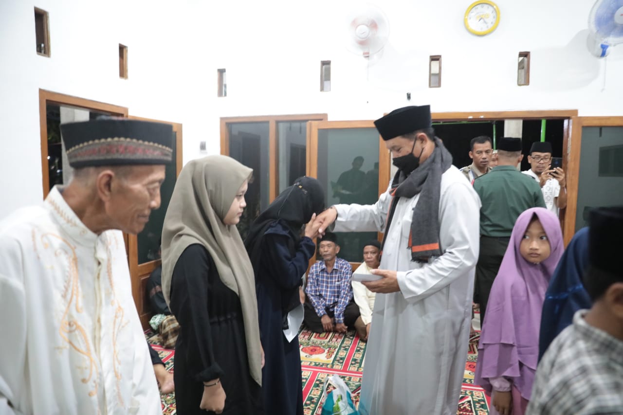Foto 10 dari 13: Gelar Salat Isya di Masjid Al Amin Kelurahan Demangan, Wali Kota Maidi Sampaikan Pembangunan dan Salurkan Bantuan