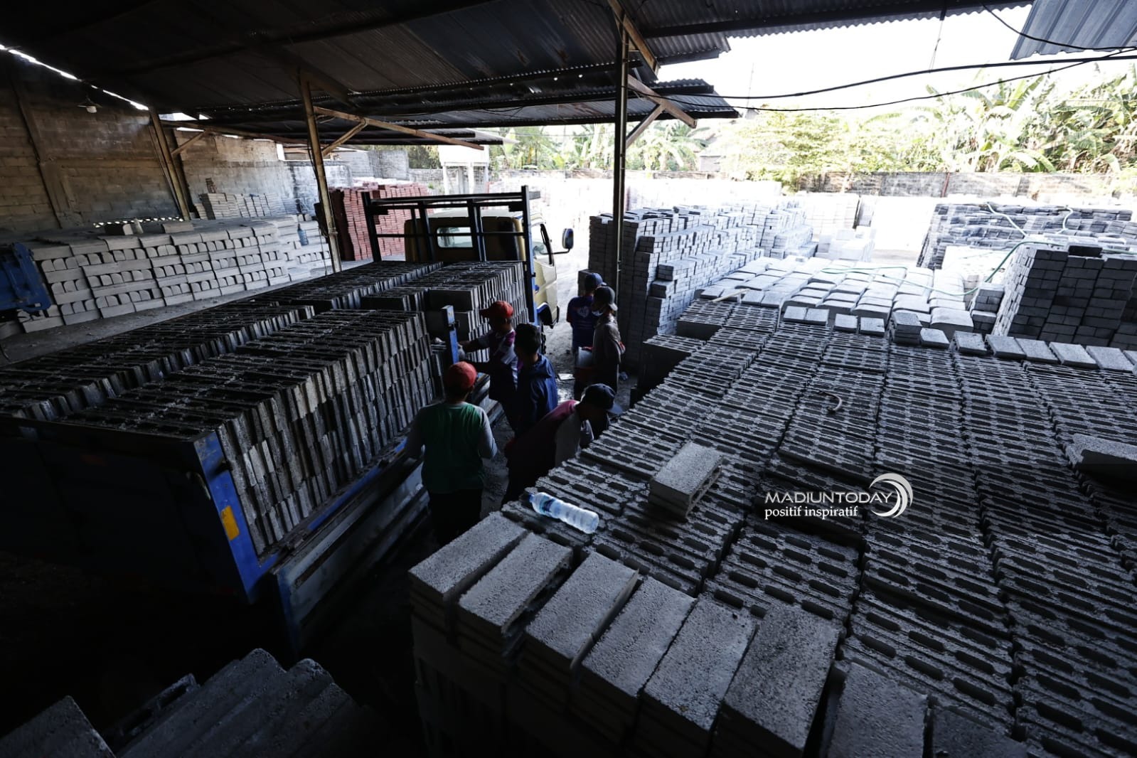 Foto 3 dari 5: Cek Tempat Produksi, Wali Kota Pastikan Proyek Pavingisasi 44 Ribu Meter On Progres