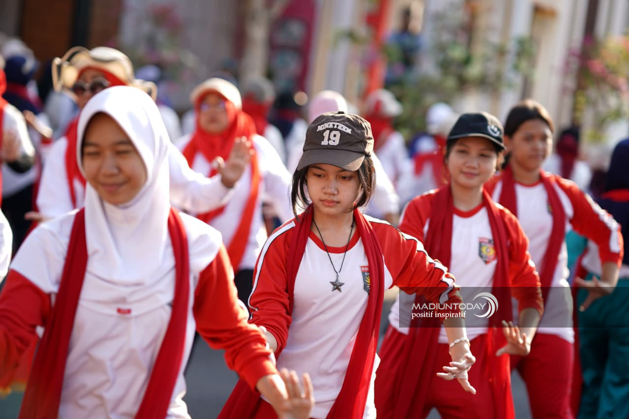 Foto 5 dari 12: Madiun Menari Milik Warga Kota, Plt Wali Kota Ajak Masyarakat Saksikan dan Menari Bersama