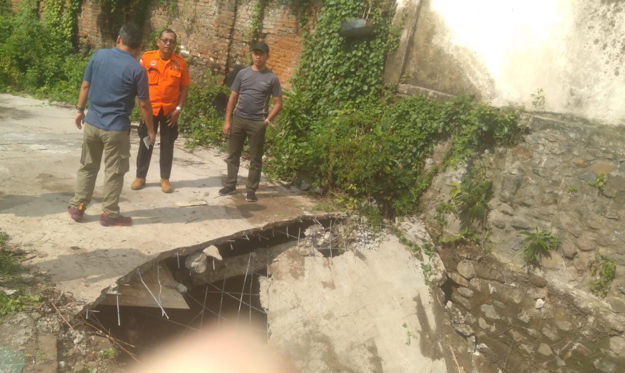 Foto utama berita: Plat Ambrol Di Gang Sendang Sebabkan Genangan Air, Petugas Turunkan Alat Berat Untuk Normalkan Saluran