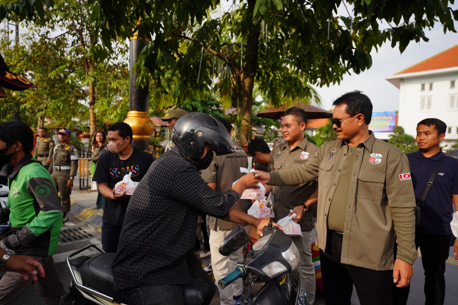 Foto 7 dari 10: Hadiri Giat Berbagi Takjil Komunitas Pajero, Wali Kota Apresiasi Kepedulian Komunitas untuk Sesama