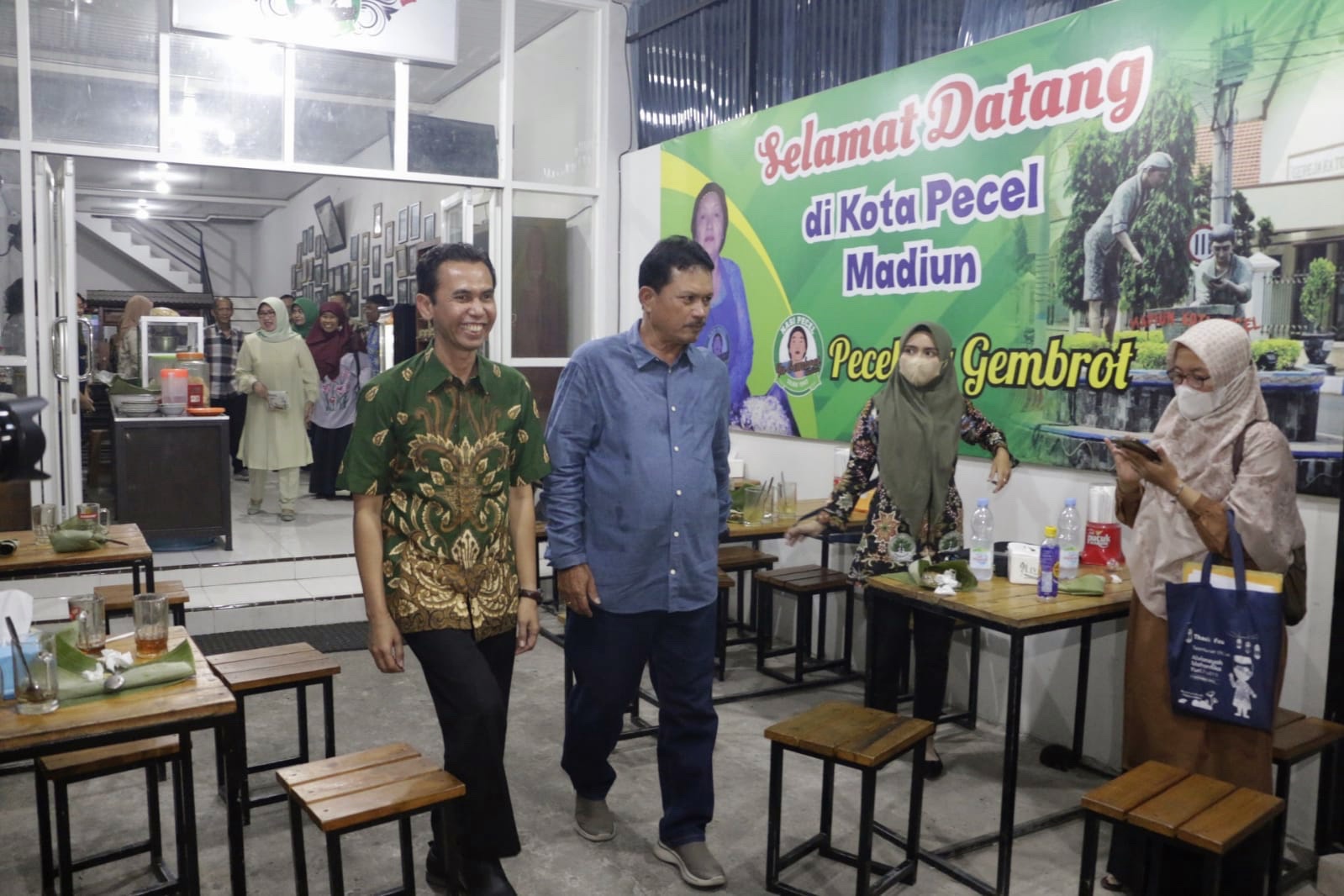 Foto 4 dari 9: Sambut Tim Juri Lomba Kampung KB Nasional, Wali Kota Suguhkan Makanan Khas Kota Pendekar