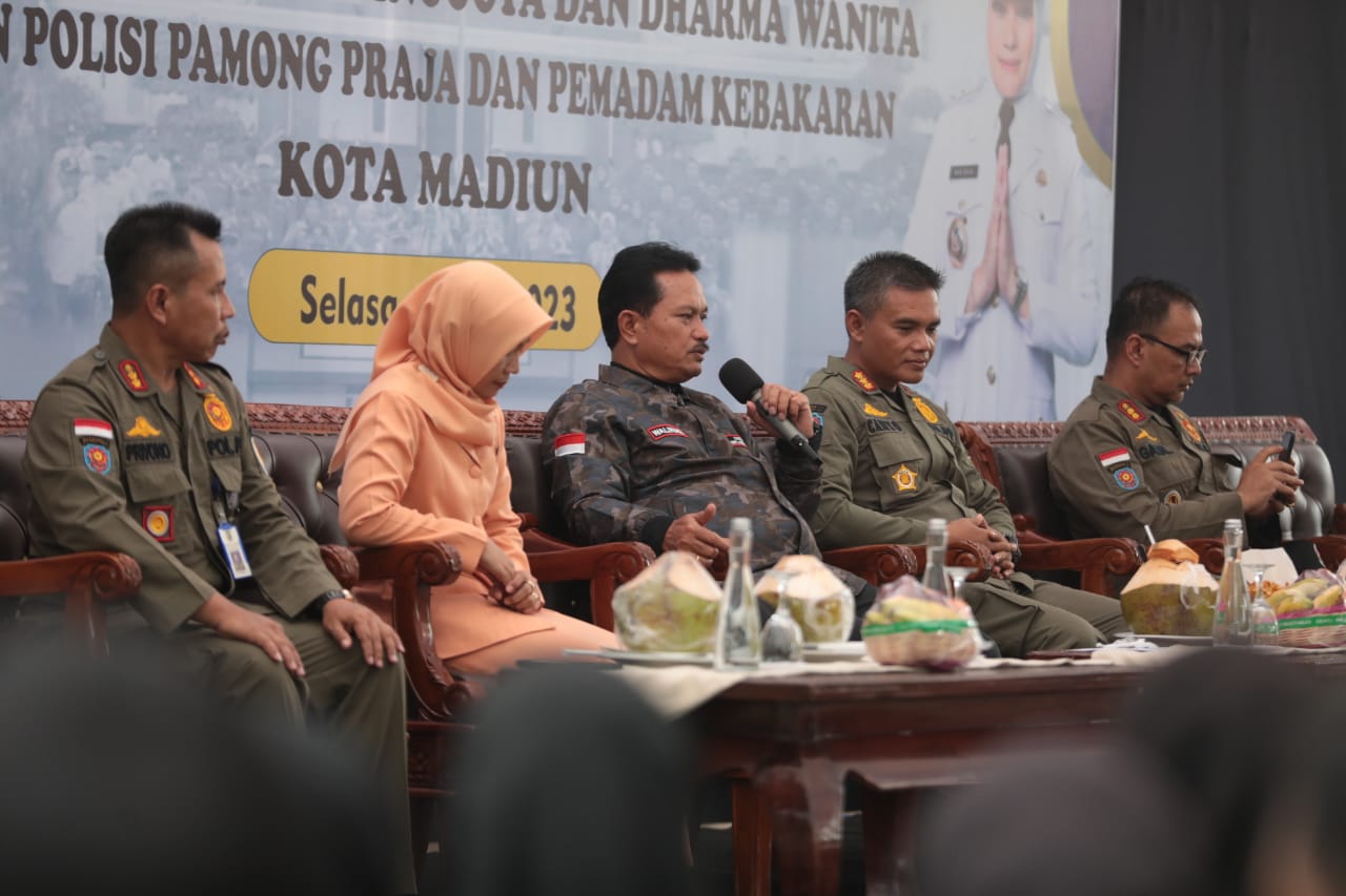 Foto 9 dari 12: Gelar Pembinaan Peningkatan Kinerja Pelayanan Publik, Wali Kota Harap Satpol PP dan Damkar Optimal Berikan Pelayanan