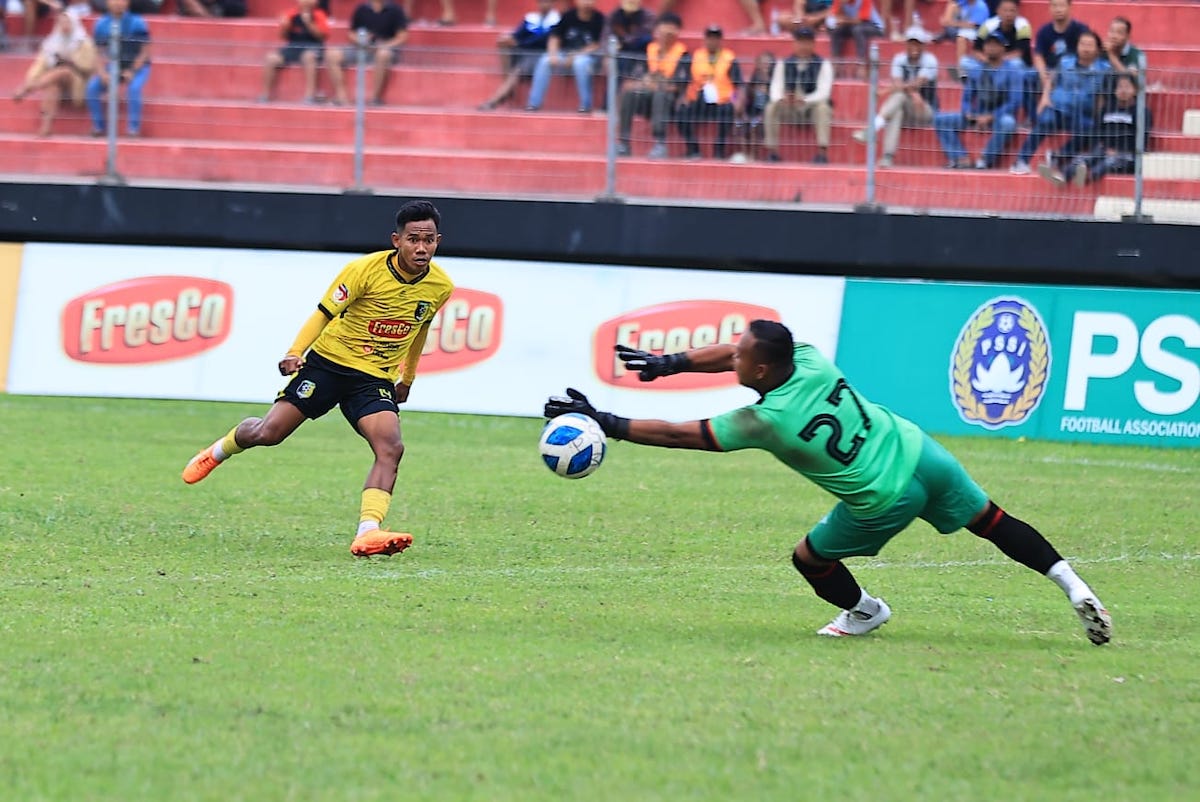 Foto 5 dari 11: Derby Tensi Tinggi, PSM Tekuk Persinga 2-1
