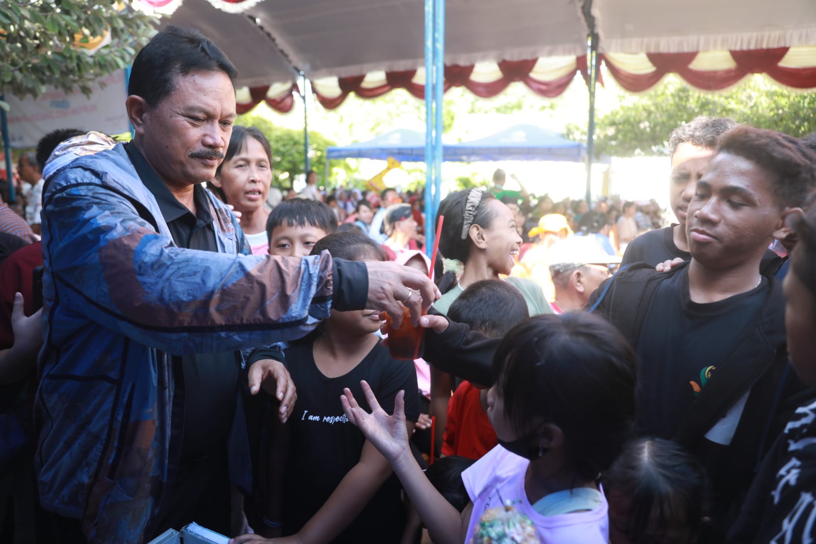 Foto 6 dari 14: Hadiri Peringatan HUT Gereja Mater Dei, Wali Kota Ikut Jalan Santai Hingga Borong Produk UMKM
