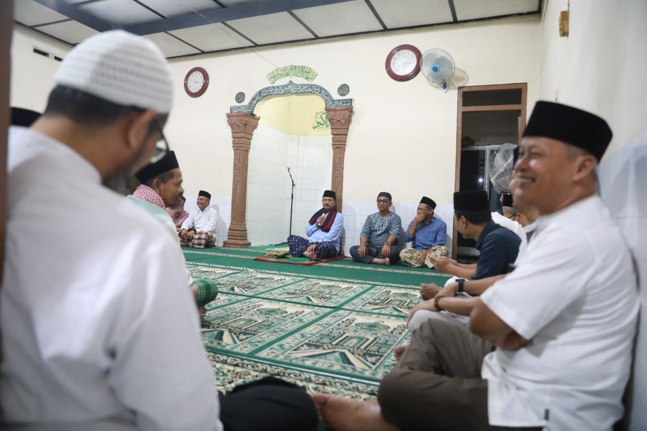 Foto 4 dari 14: Salat Isya di Musala Nurul Badiah, Wali Kota Silaturahmi Hingga Beri Bantuan ke Warga