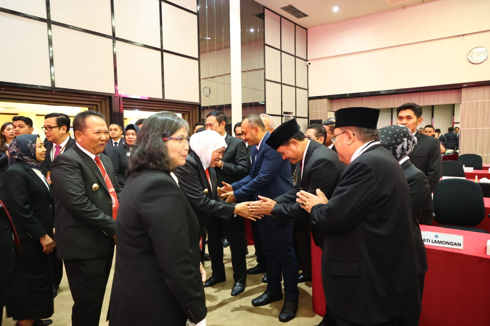 Foto 2 dari 5: Bersama Gubernur Khofifah, Wali Kota Hadiri RUPS Bank Jatim Tahun Buku 2023