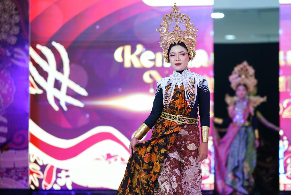 Foto 8 dari 13: Buka Kemilau Batik Nusantara, Pj Wali Kota Ingin Batik Semakin Dikenal dan Dicintai