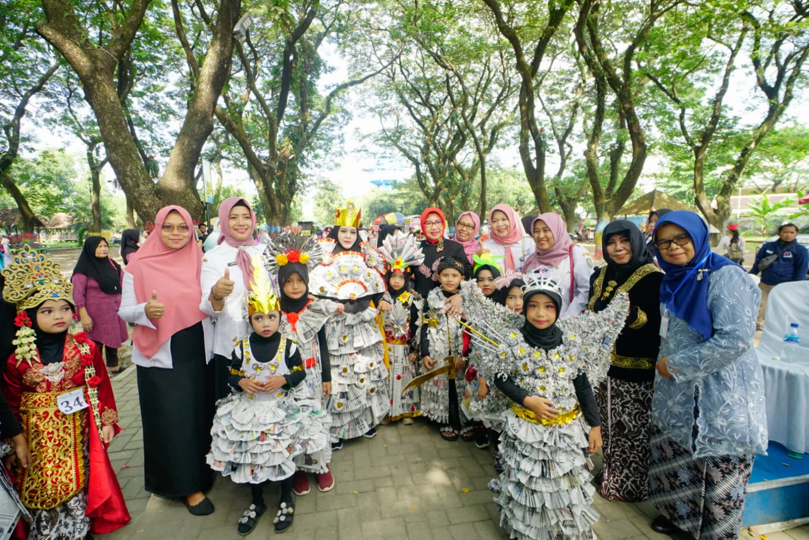 Foto 11 dari 12: Peringati Hardiknas dan Hari Kartini, 1.600 Anak TK se-Kecamatan Taman Gelar Pawai Budaya, Bunda PAUD Beri Apresiasi