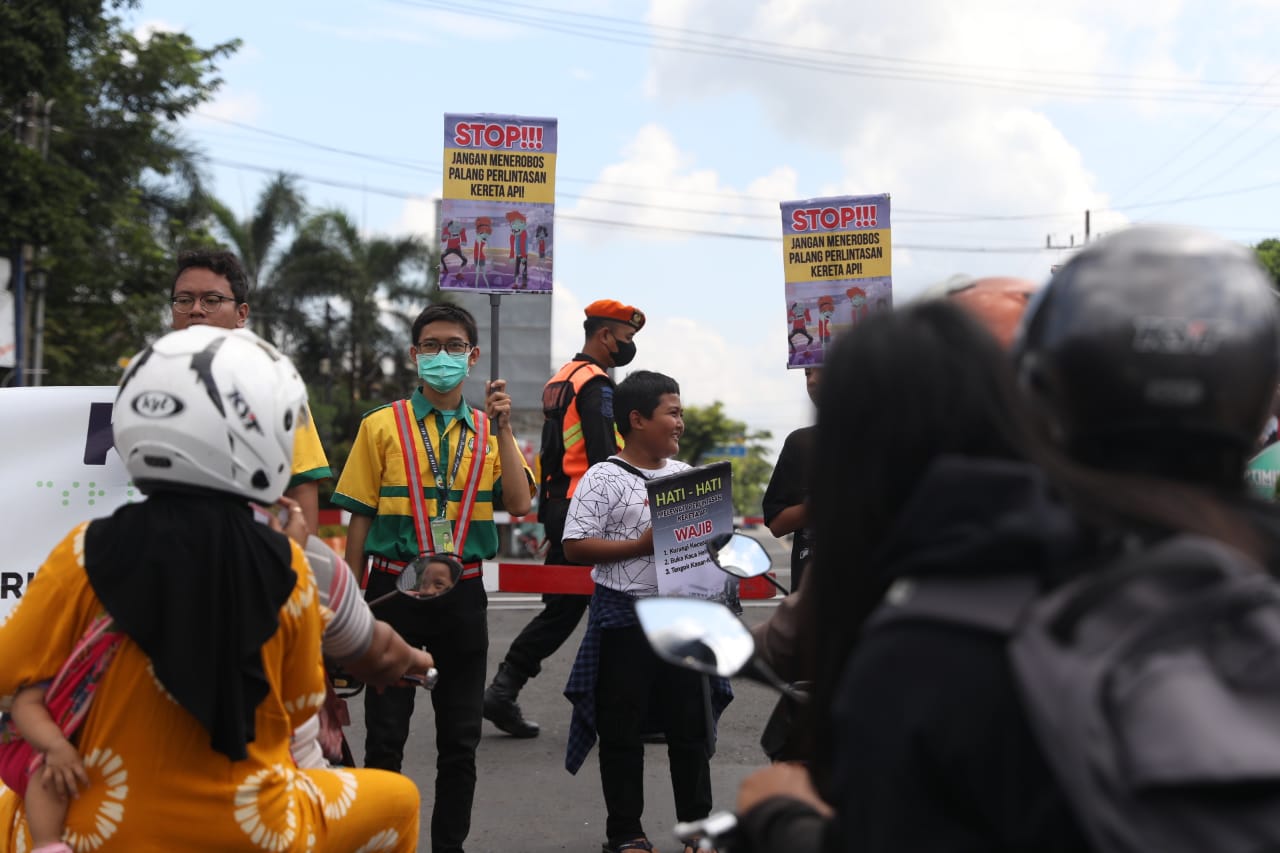 Foto 2 dari 8: Antisipasi Kecelakaan, Daop 7 Gandeng Komunitas Railfans Sosialisasi Keselamatan Di Perlintasan KA