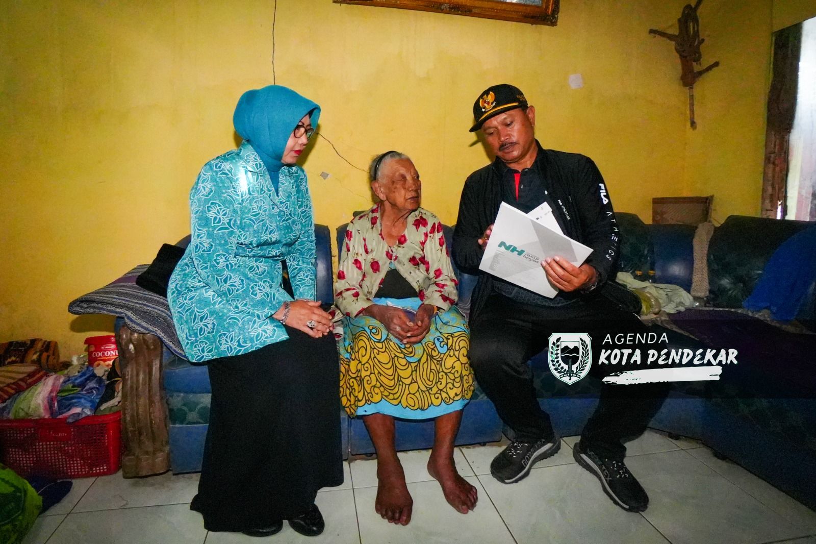 Foto 7 dari 8: Salurkan Bantuan Kursi Roda, Wali Kota Harap Jadi Semangat Warga Yang Membutuhkan