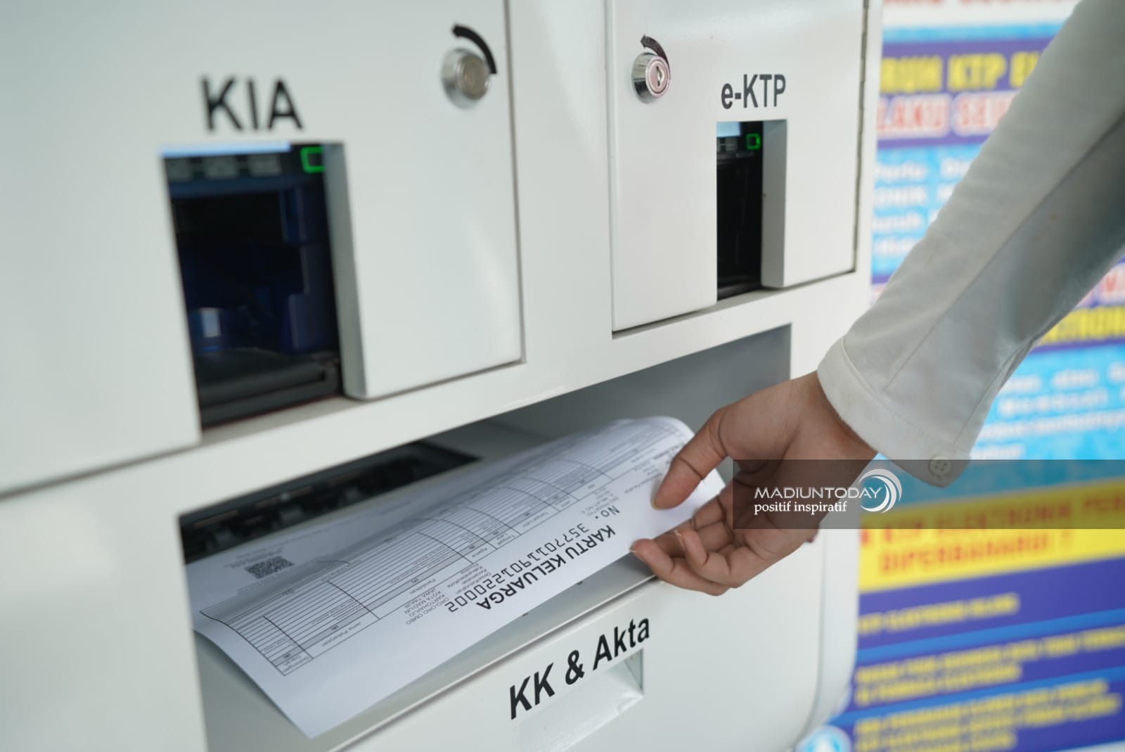 Foto 4 dari 6: Ada Mesin Anjungan Dukcapil Mandiri, Urusan Dokumen Kependudukan Makin Mudah Karena Bisa Cetak Sendiri