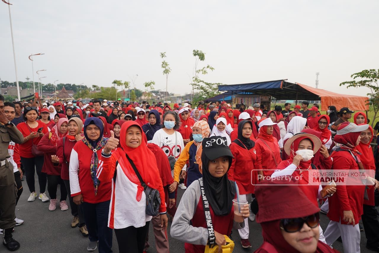 Foto 3 dari 9: Wali Kota Berangkatkan Jalan Sehat Warga