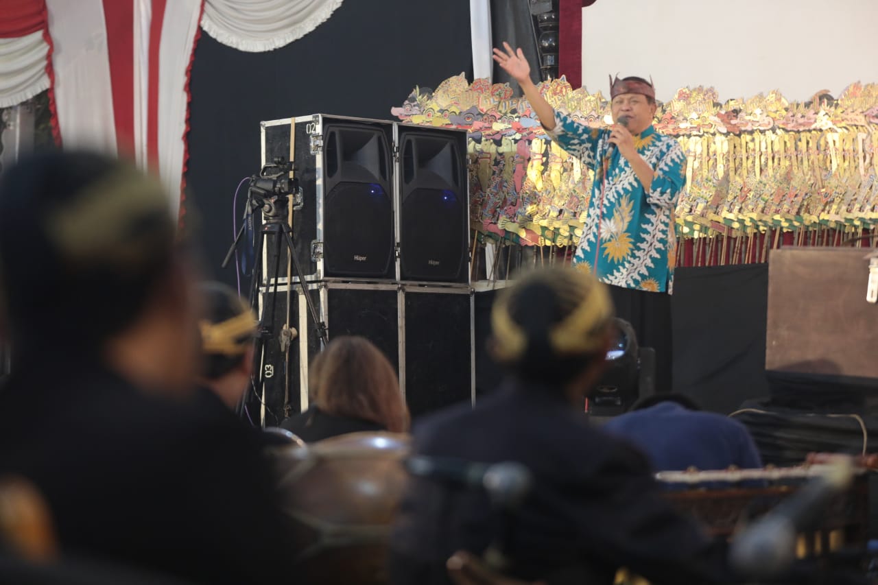 Foto 6 dari 16: Tak Hanya Beri Hiburan, Wali Kota Juga Salurkan Bantuan dan Borong Jajan untuk Dibagikan Saat Pagelaran Wayang
