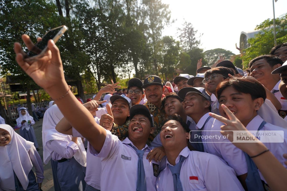 Foto 8 dari 9: Mengenang Masa Sekolah, Wali Kota Jadi Pimpinan Apel Di SMAN 1
