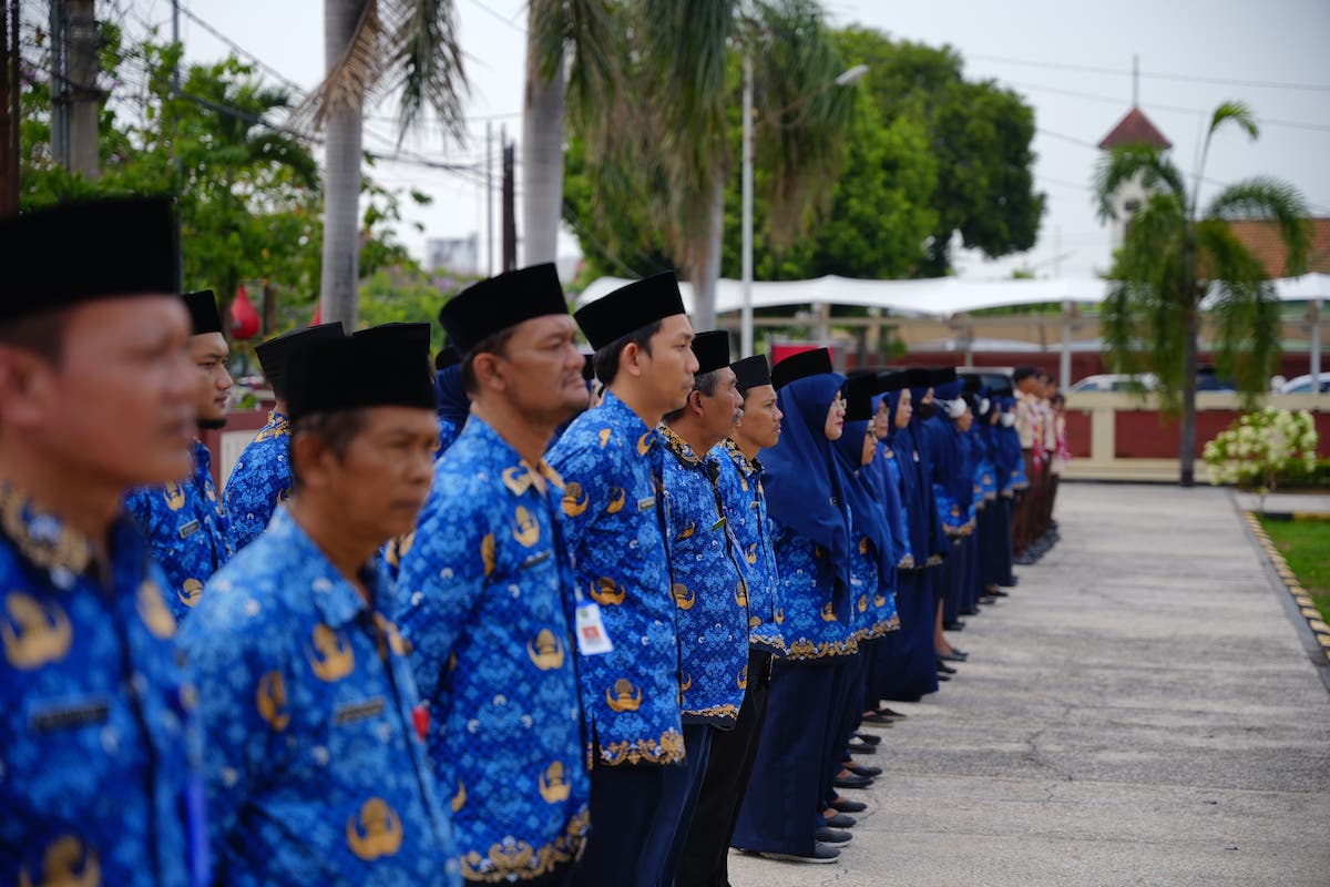 Foto 7 dari 8: Upacara Hari Pahlawan di TMP, Sekda Kota Madiun: Loyalitas ASN Untuk Negara Harus Seperti Pahlawan