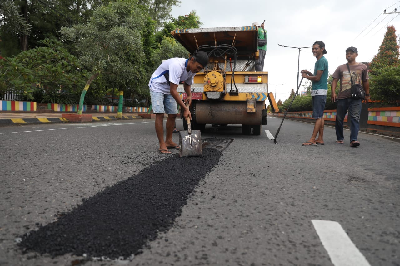 Foto 8 dari 8: Antisipasi Kecelakaan, DPUPR Tutup Jalan Berlubang