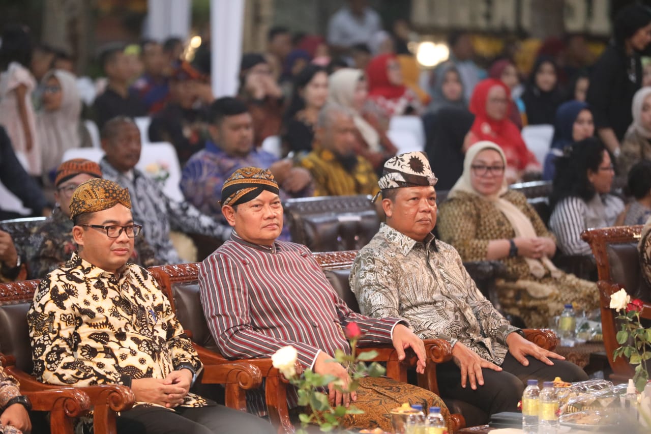 Foto 8 dari 11: Saksikan Pagelaran Wayang Kulit di Korem, Panglima: Kalau ke Kota Madiun dulu itu Nglencer