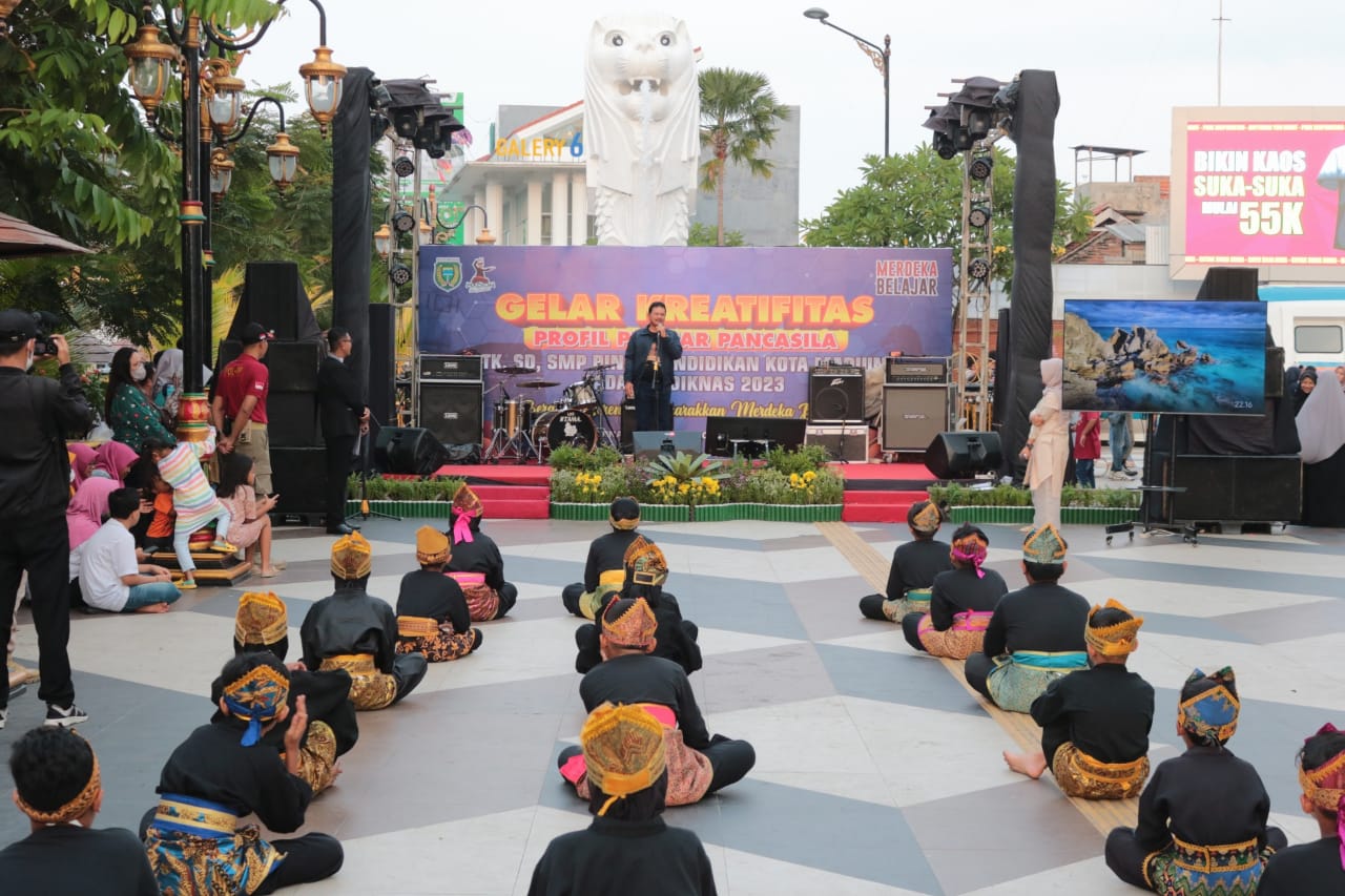 Foto 11 dari 15: Tinjau Stand Pameran dan Saksikan Gelar Kreativitas Siswa, Wali Kota Harap Potensi Siswa Tersalurkan