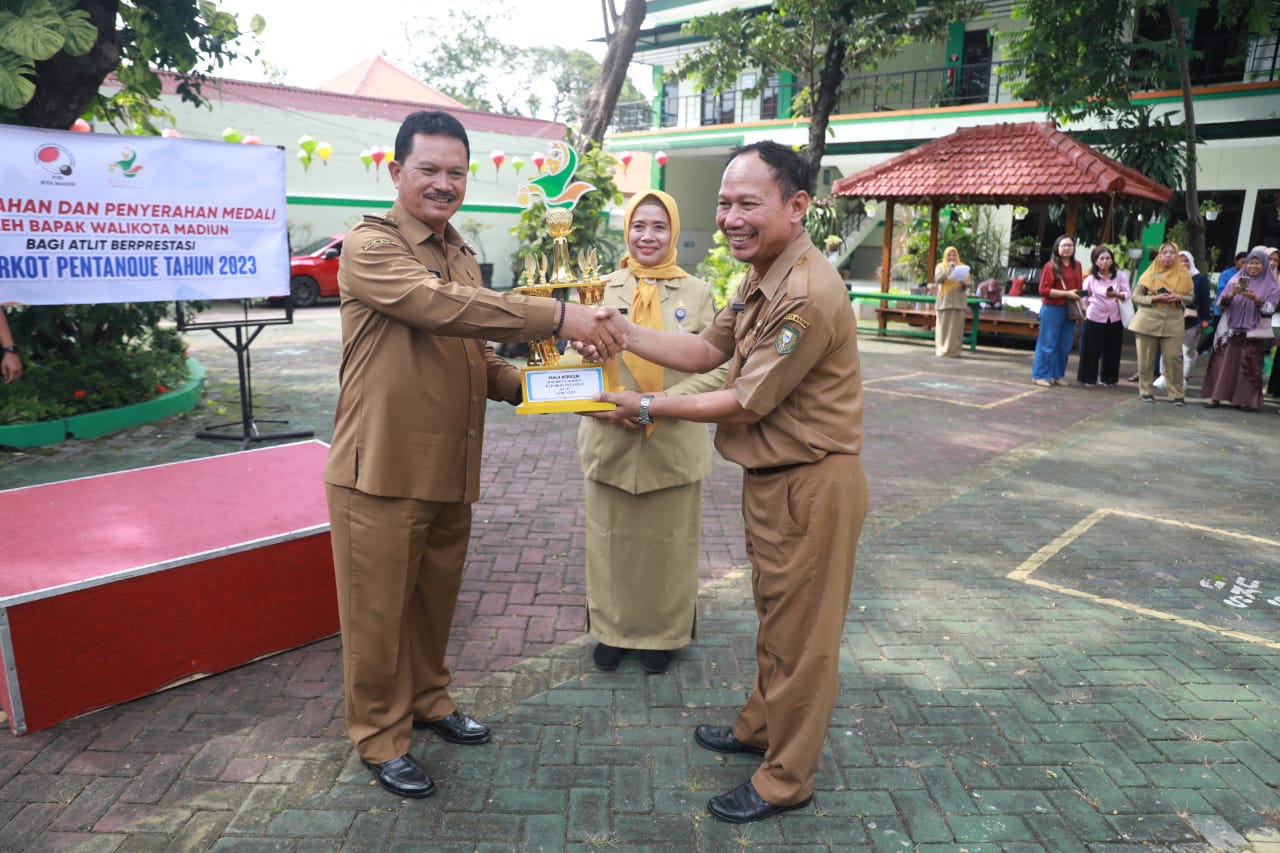 Foto 7 dari 13: Serahkan Medali Kejurkot Petanque 2023, Wali Kota Harap Prestasi Atlet Kota Madiun Terus Meningkat