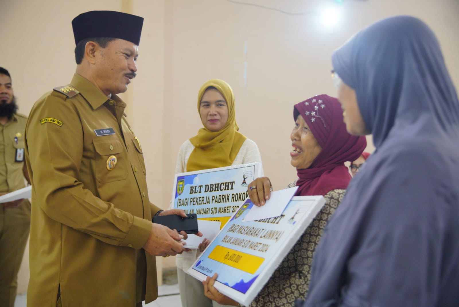 Foto utama berita: Serahkan BLT ke Warga, Wali Kota Harap Bantuan Bermanfaat Penuhi Kebutuhan Masyarakat