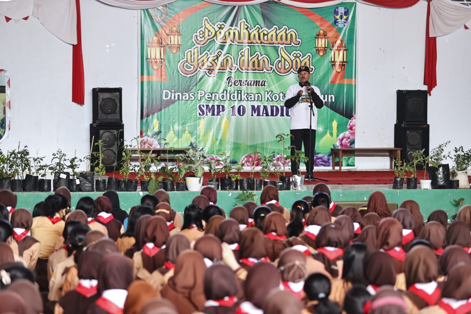 Foto 2 dari 10: Gencarkan Upaya Tekan Inflasi, Wali Kota Bagi Bibit Tanaman Ke Sekolah Hingga Bagi Minyak Kepada Lansia