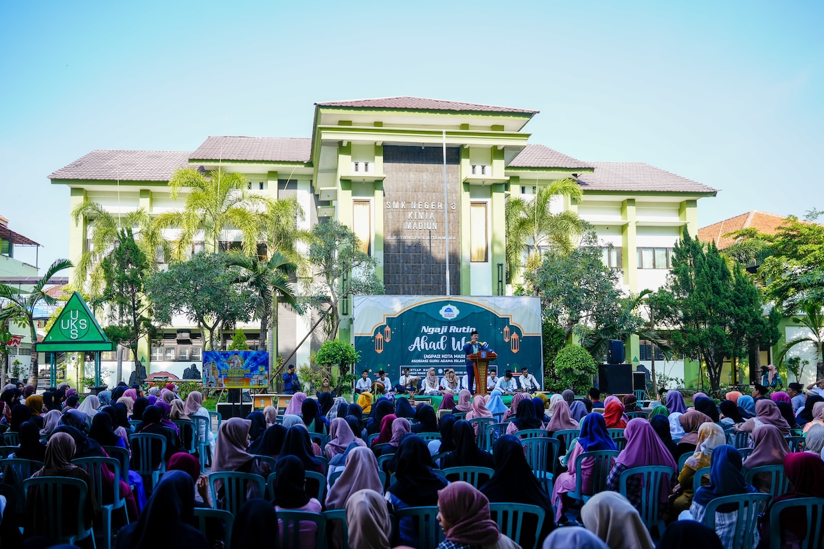 Foto 8 dari 8: Hadiri Pengajian Ahad Wage di SMKN 3, Wali Kota Madiun: Allah Pasti Mendengar Semua Doa