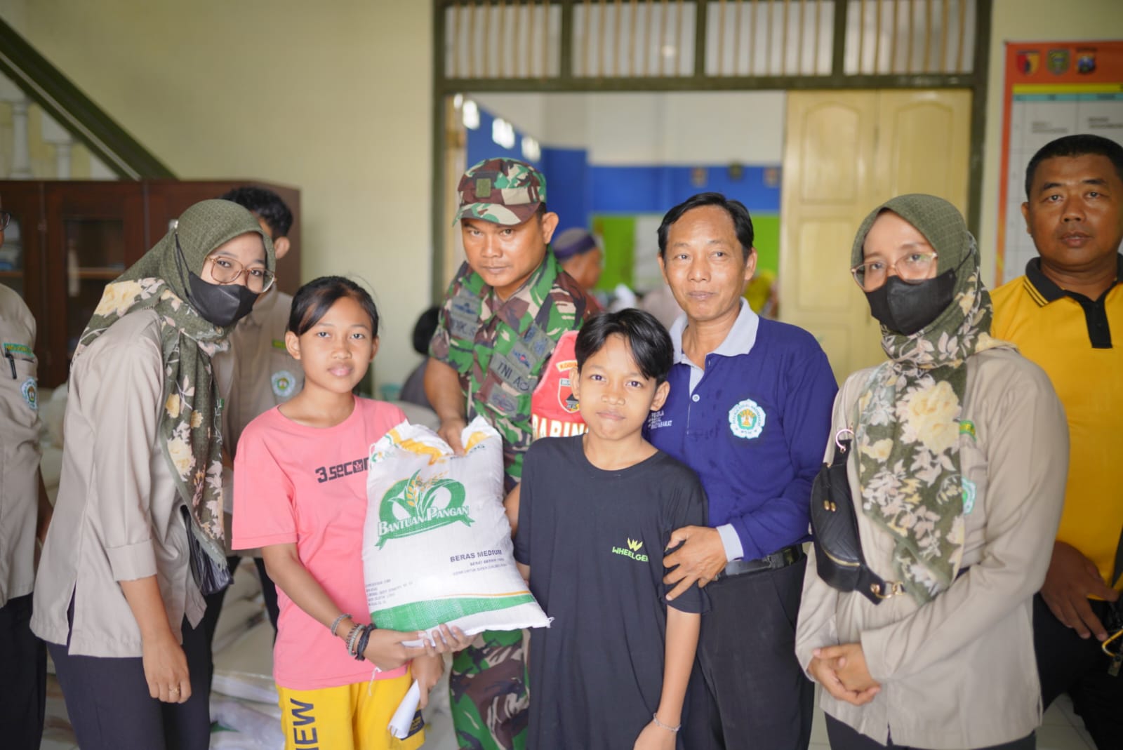 Foto 8 dari 9: Bantuan Pangan Tahap Kedua Jatah Oktober Mulai Dicairkan, Penerima Dapat 10 Kg Beras Bantuan