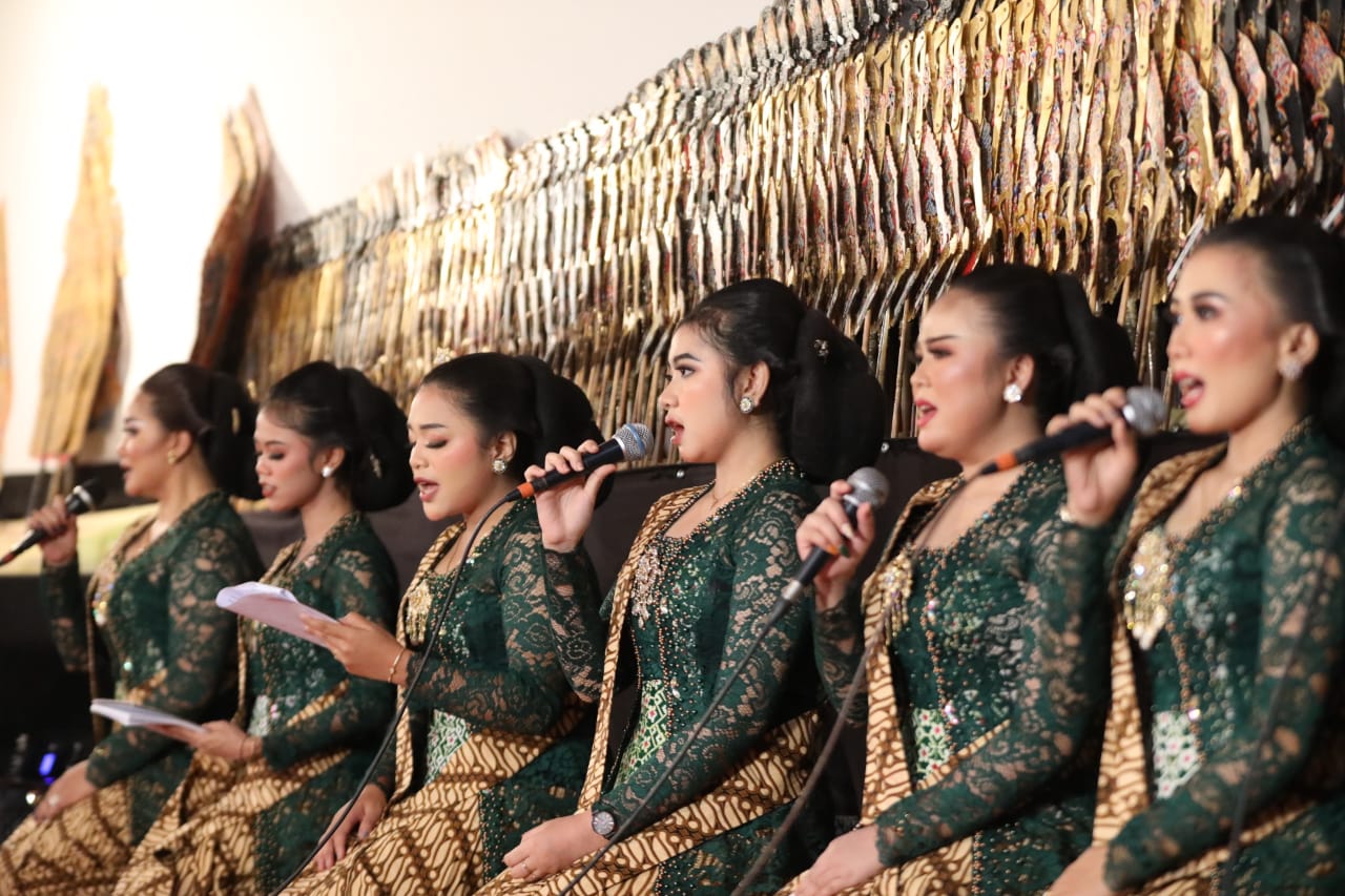 Foto 7 dari 11: Saksikan Pagelaran Wayang Kulit di Korem, Panglima: Kalau ke Kota Madiun dulu itu Nglencer